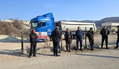 Mje&scaron;tani župskih sela&nbsp;blokirali odvoz materijala sa biv&scaron;eg rudokopa Zagrad