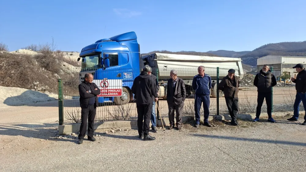 Mje&scaron;tani župskih sela&nbsp;blokirali odvoz materijala sa biv&scaron;eg rudokopa Zagrad
