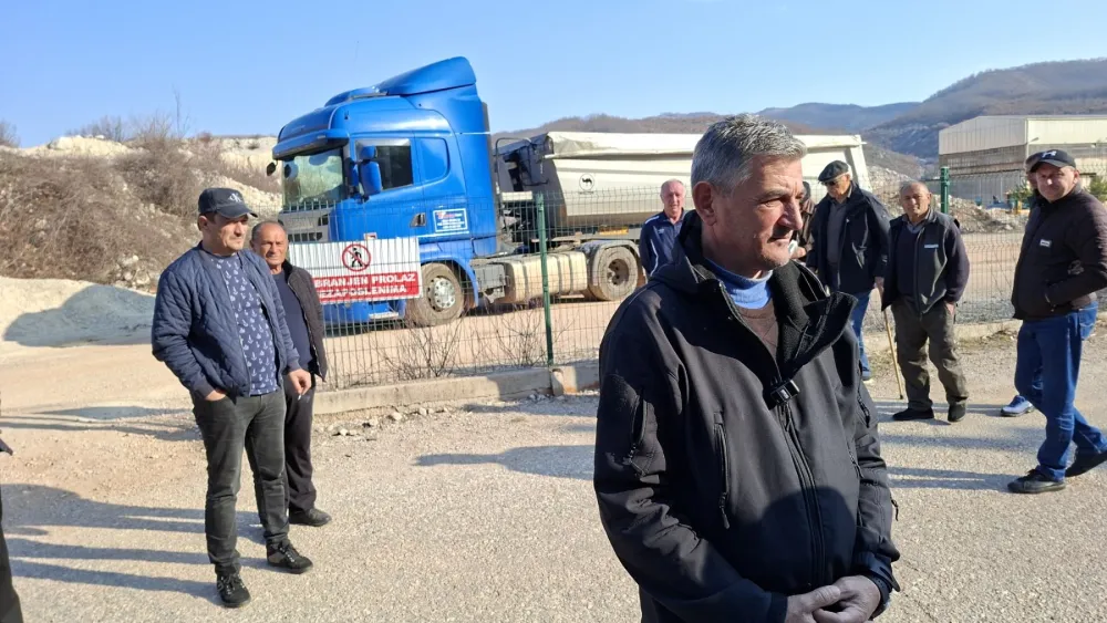 Mje&scaron;tani župskih sela&nbsp;blokirali su odvoz materijala sa biv&scaron;eg rudokopa Zagrad