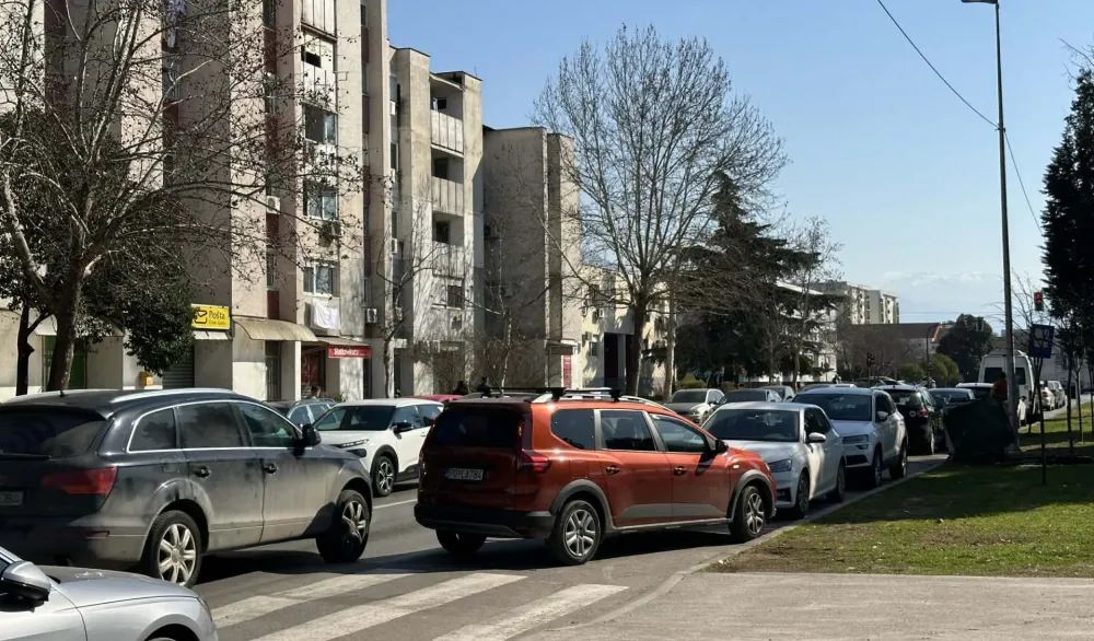 U Ulici 27. marta nema brisanja parkinga sa kolovoza