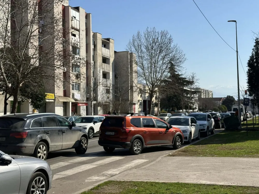 U Ulici 27. marta nema brisanja parkinga sa kolovoza