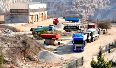 Mje&scaron;tani nijesu dozvolili izlaz kamionima iz rudokopa Zagrad: "Branićemo selo, pa makar nas svaki dan privodili"