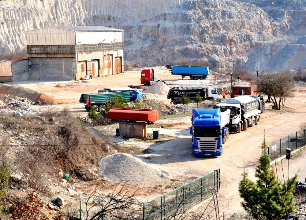 Mje&scaron;tani nijesu dozvolili izlaz kamionima iz rudokopa Zagrad: "Branićemo selo, pa makar nas svaki dan privodili"