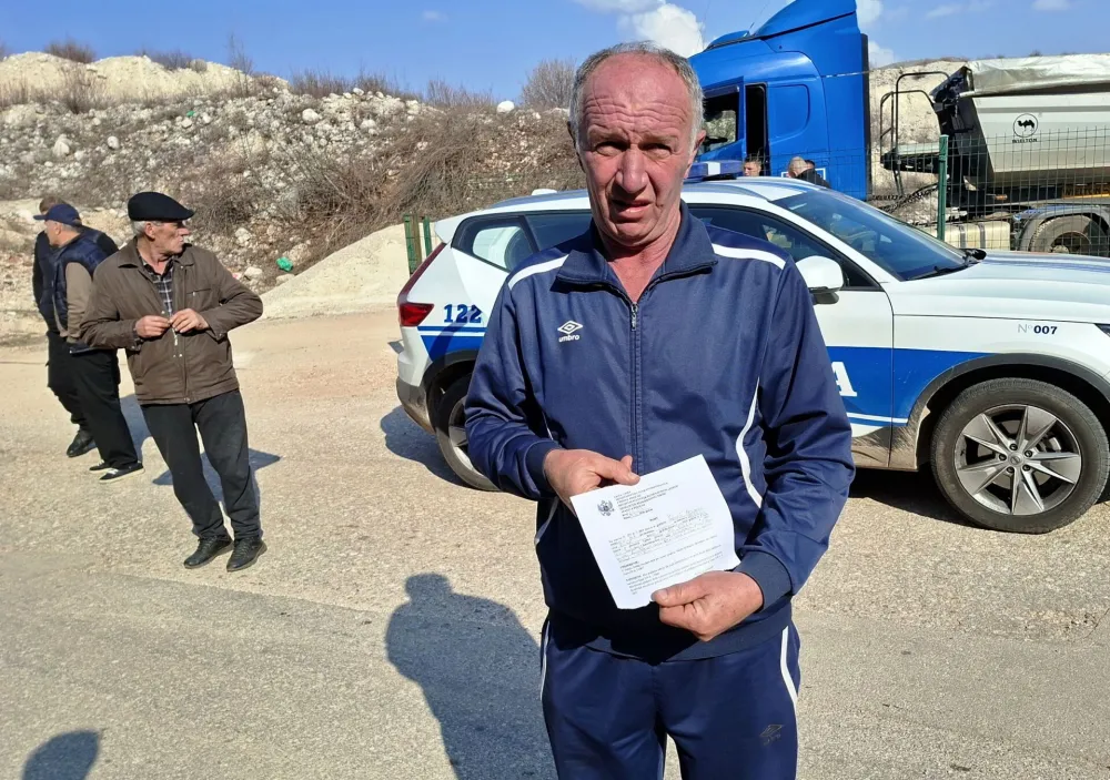 Mje&scaron;tani nijesu dozvolili izlaz kamionima iz rudokopa Zagrad: "Branićemo selo, pa makar nas svaki dan privodili"