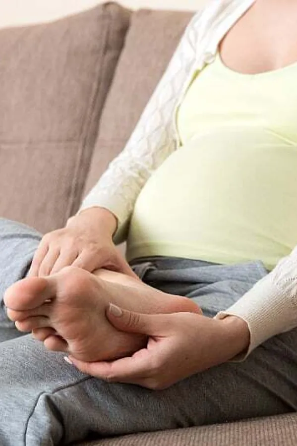 Grčevi u nogama česta je pojava tokom trudnoće: Kako smanjiti bol i nelagodu