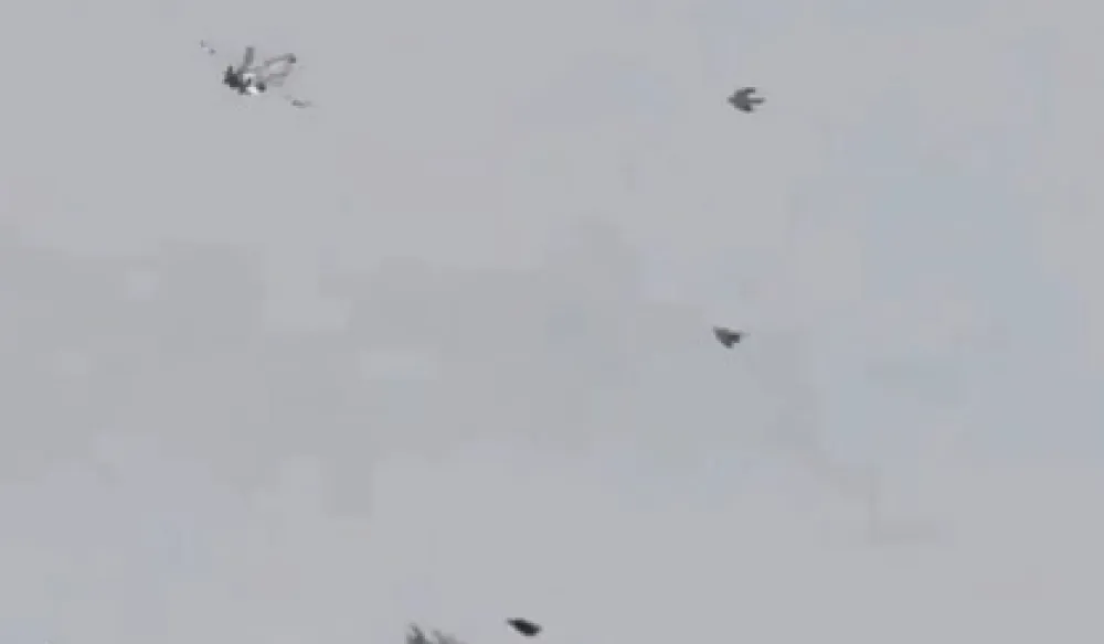 (VIDEO) Dramatične scene iznad Dubaija: F-16 oborio iranski dron pred kupačima