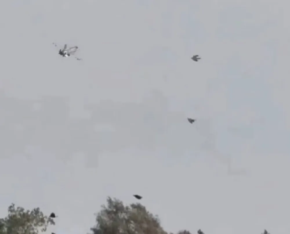 (VIDEO) Dramatične scene iznad Dubaija: F-16 oborio iranski dron pred kupačima