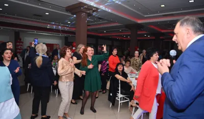 (FOTO/VIDEO) Milorad Dodik ponovo zapjevao: Pro&scaron;irio repertoar