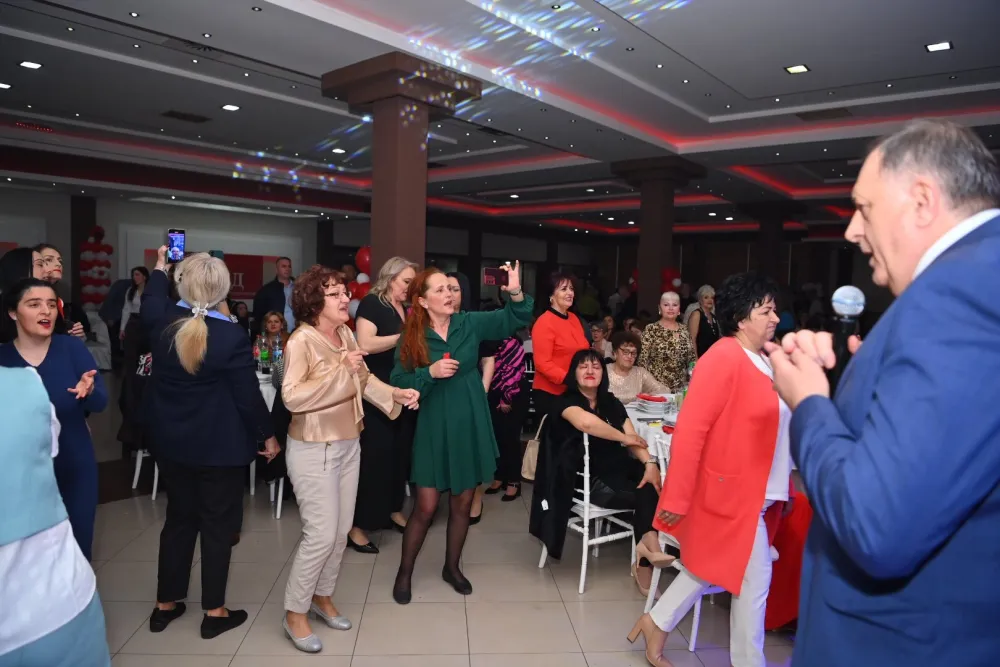 (FOTO/VIDEO) Milorad Dodik ponovo zapjevao: Pro&scaron;irio repertoar