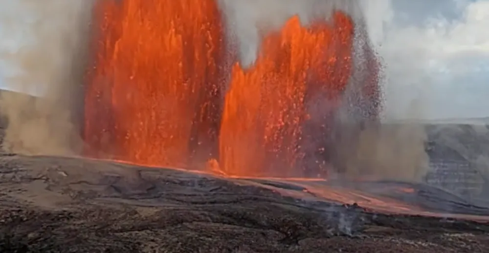 (VIDEO) Velika erupcija na Havajima: Vulkan Kilauea izbacuje lavu 400 metara uvis