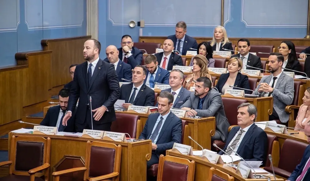 Klub poslanika DPS: Skandal na sjednici Parlamenta, većina na svim nivoima želi da ugu&scaron;i slobodnu riječ