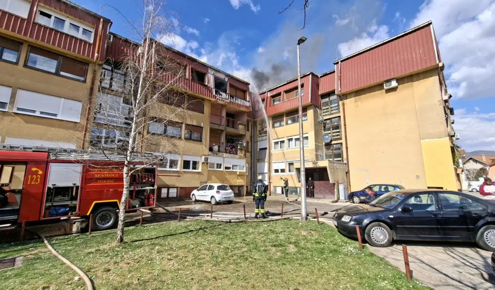 (VIDEO) Nik&scaron;ić: Izgorio stan u potkrovlju zgrade, požar se &scaron;iri preko&nbsp;krova&nbsp;