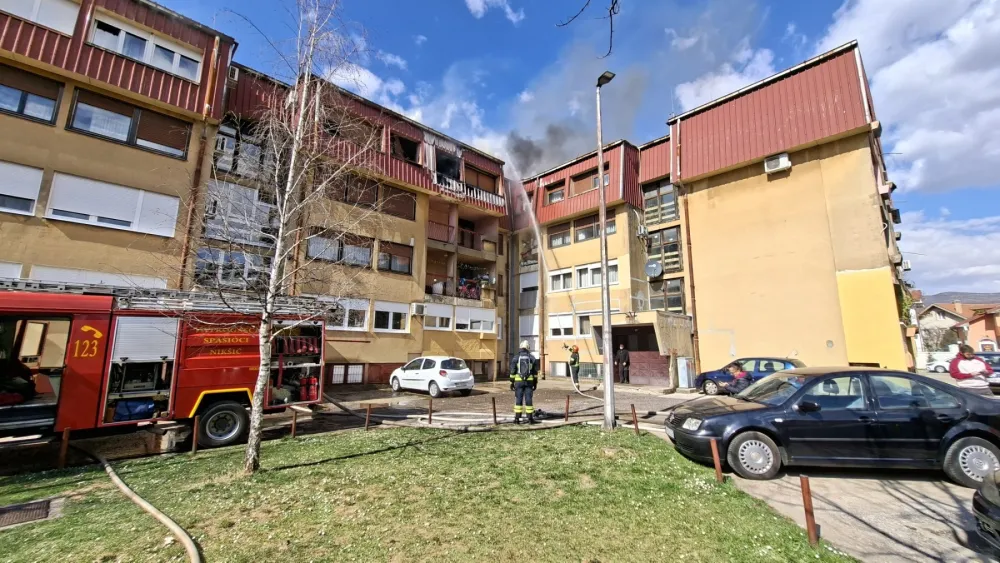 (VIDEO) Nik&scaron;ić: Izgorio stan u potkrovlju zgrade, požar se &scaron;iri preko&nbsp;krova&nbsp;