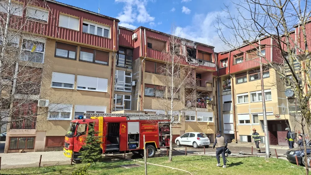 (VIDEO) Nik&scaron;ić: Izgorio stan u potkrovlju zgrade, požar se &scaron;iri preko krova