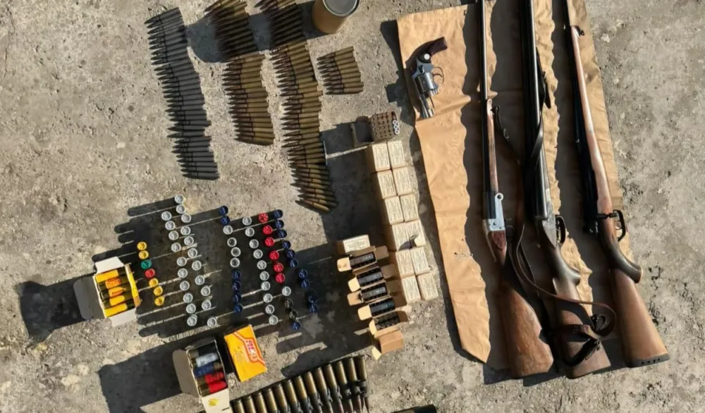 (FOTO) Pojačane aktivnosti policije na jugu: Oduzeti pi&scaron;tolji, revolver, pu&scaron;ke, sačmarice, municija, pronađene i opojne droge