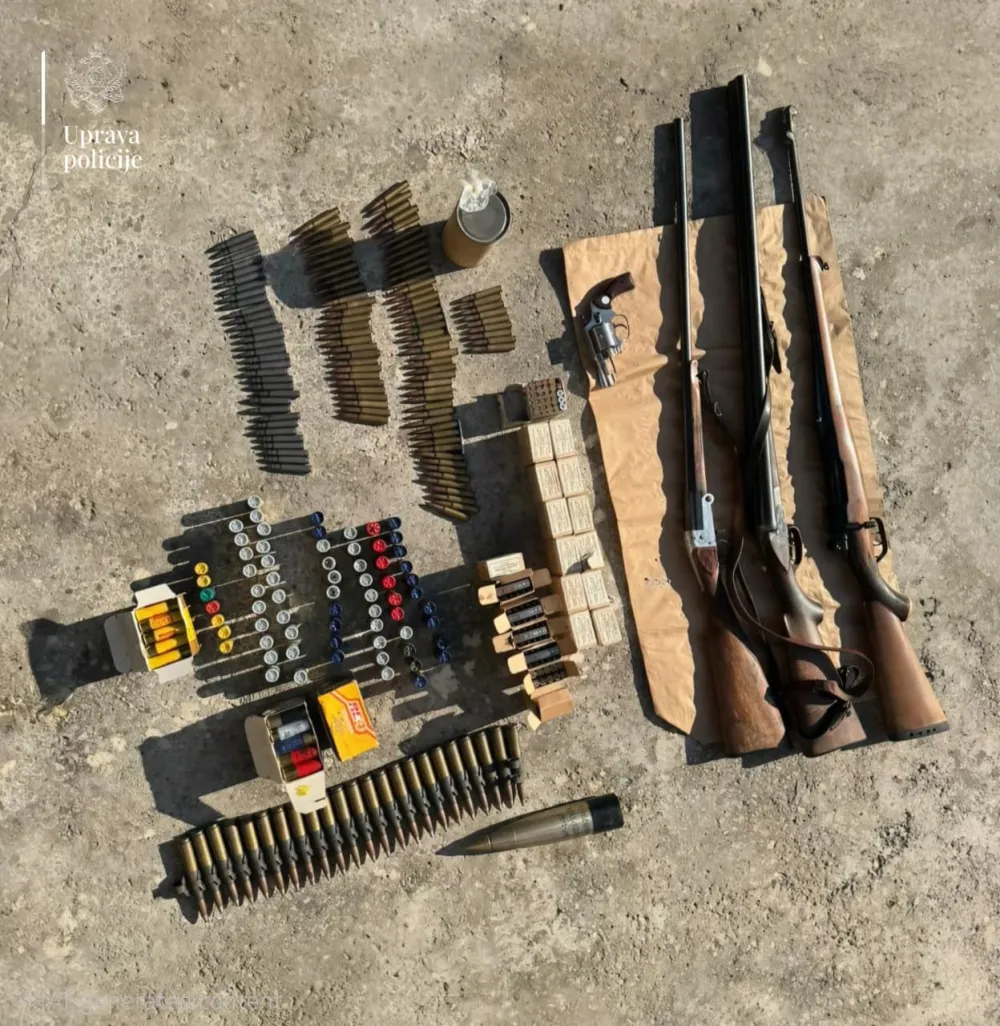 (FOTO) Pojačane aktivnosti policije na jugu: Oduzeti pi&scaron;tolji, revolver, pu&scaron;ke, sačmarice, municija, pronađene i opojne droge
