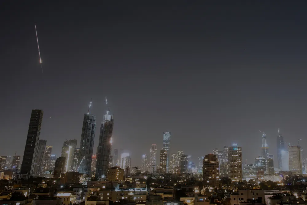 (FOTO/VIDEO) Hegset tvrdi da je novi ajatolah "ranjen i unakažen", broj poginulih pre&scaron;ao 2.000, Iran i Hezbolah gađaju Izrael