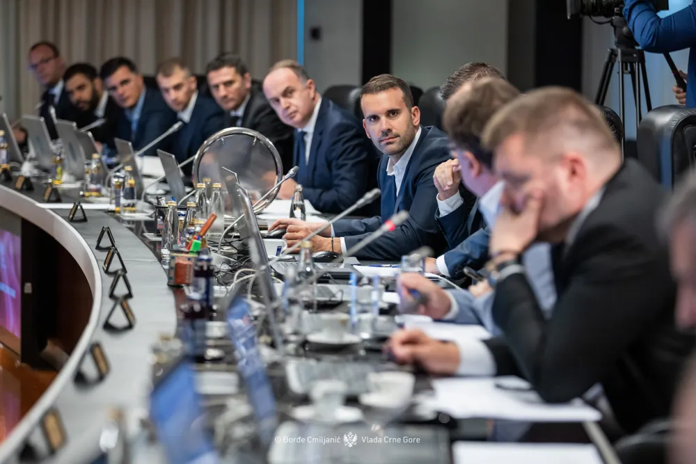 Funkcioneri i službenici voze skoro 5.000 službenih auta: Milione tro&scaron;e iz budžeta za gorivo, za građane ne brinu