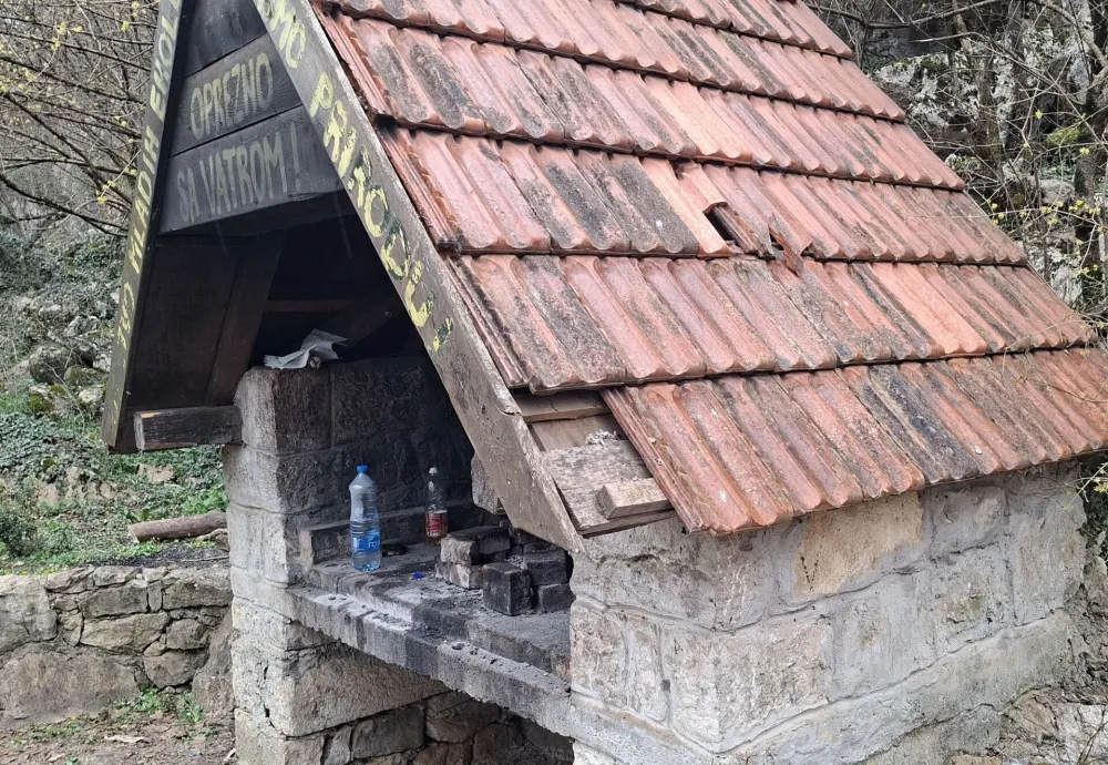 Поломљене цигле на роштиљу