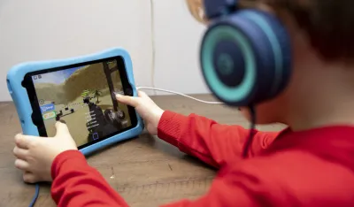 Dječak igra igricu na ajpedu 