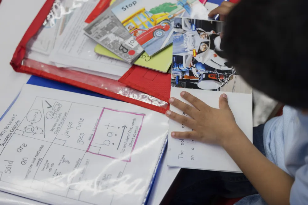 Đak uči i radi domaći