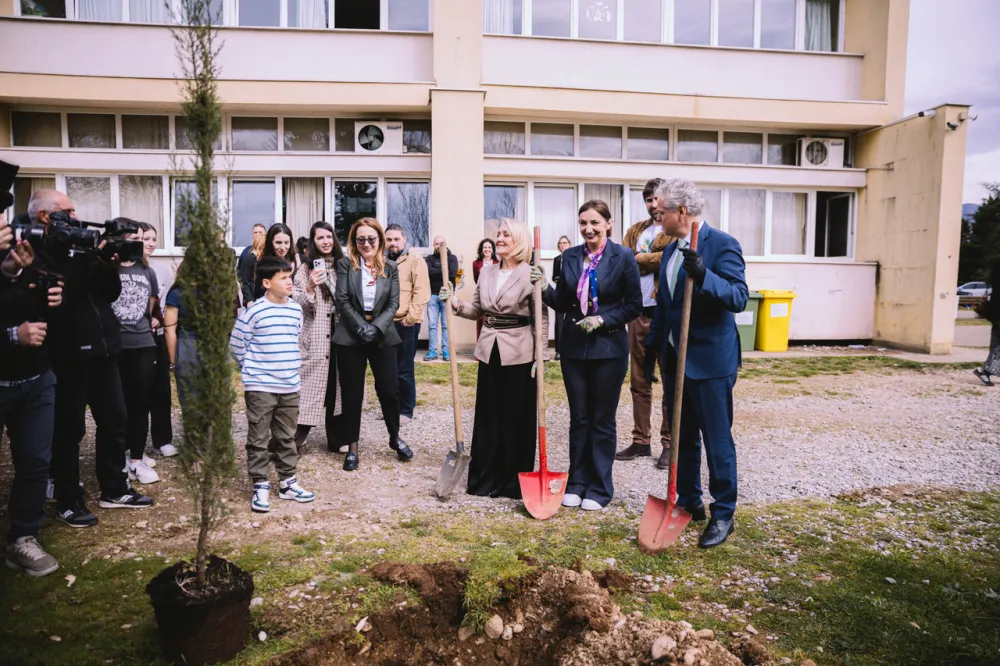 Satler i Jak&scaron;ić Stojanović pokrenuli ozelenjavanje &scaron;kolskih dvori&scaron;ta u okviru nacionalne ekolo&scaron;ke kampanje "Čuvaj da te čuva"