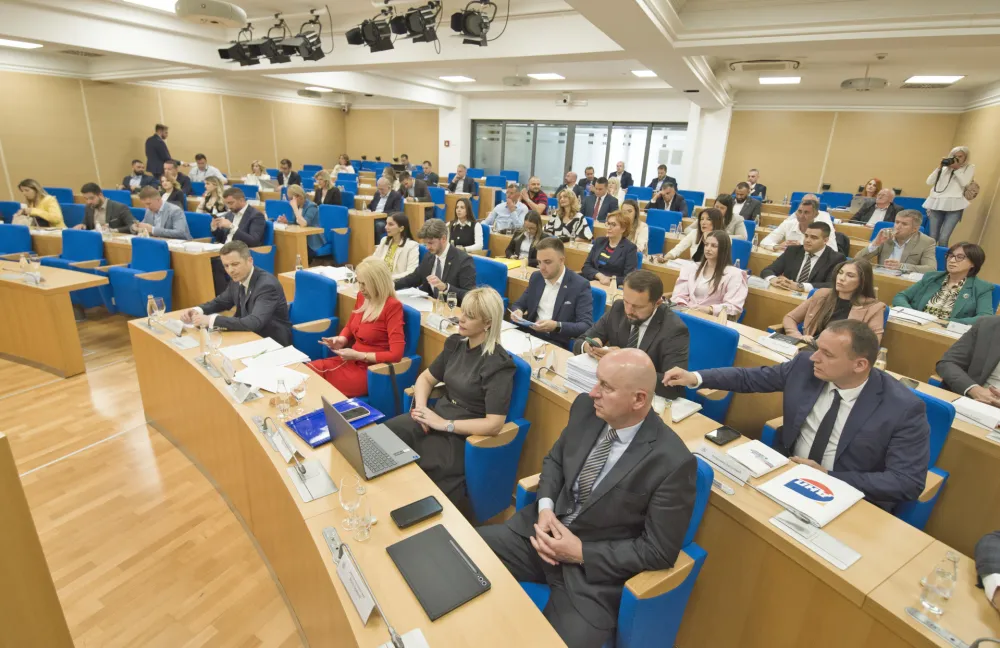 Skup&scaron;tina Glavnog grada u pat poziciji, svako svakome treba