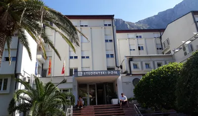 Preminuo student koji je pao sa četvrtog sprata studentskog doma u Kotoru