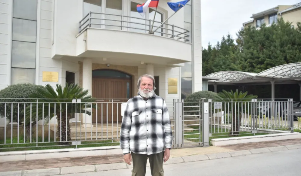 Sedamdesetogodi&scaron;njak tri nedjelje protestuje ispred Ambasade Slovenije: Za tri decenije "hoda po mukama" traži 2,5 miliona