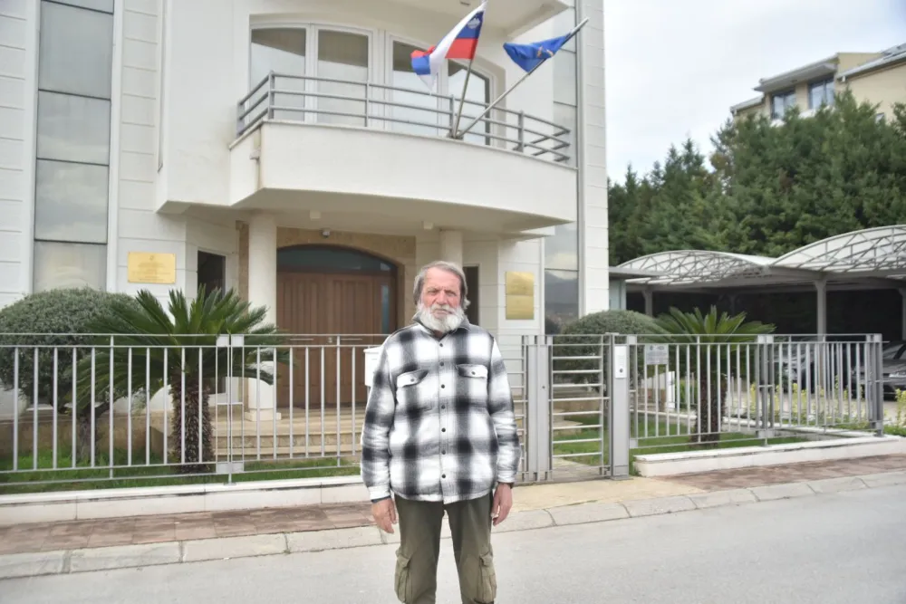 Sedamdesetogodi&scaron;njak tri nedjelje protestuje ispred Ambasade Slovenije: Za tri decenije "hoda po mukama" traži 2,5 miliona