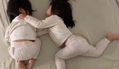 Video dvije bebe koje spavaju osvojio mreže