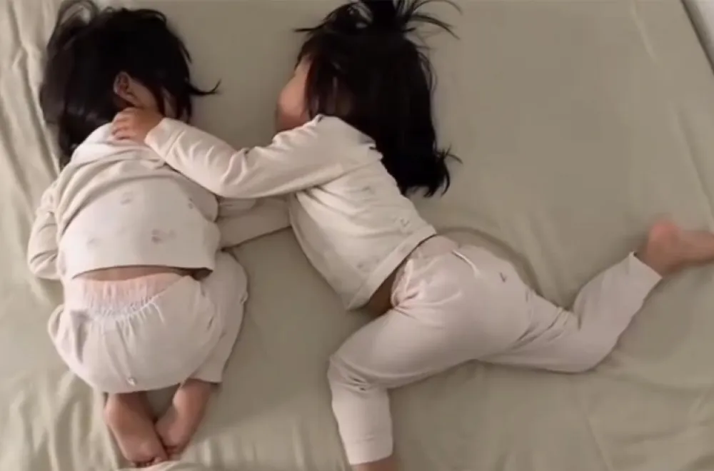 Video dvije bebe koje spavaju osvojio mreže