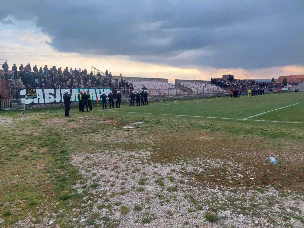 UP: Spriječen fizički sukob navijača FK "Čelik" i FK "Zabjelo", u toku identifikaciji lica