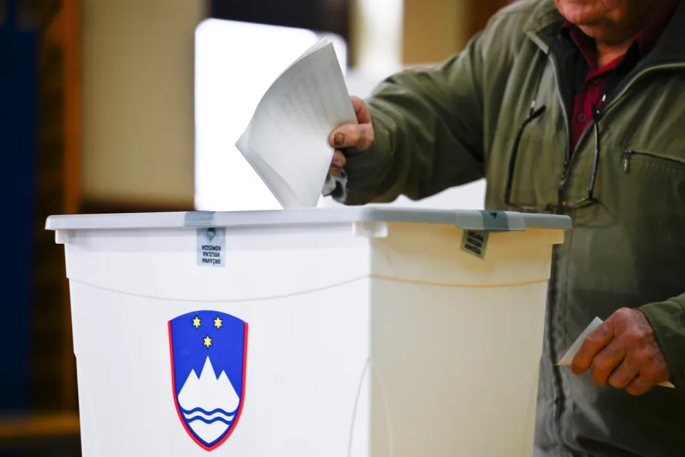 Izlazne ankete u Sloveniji: Golob vodi protiv Jan&scaron;e