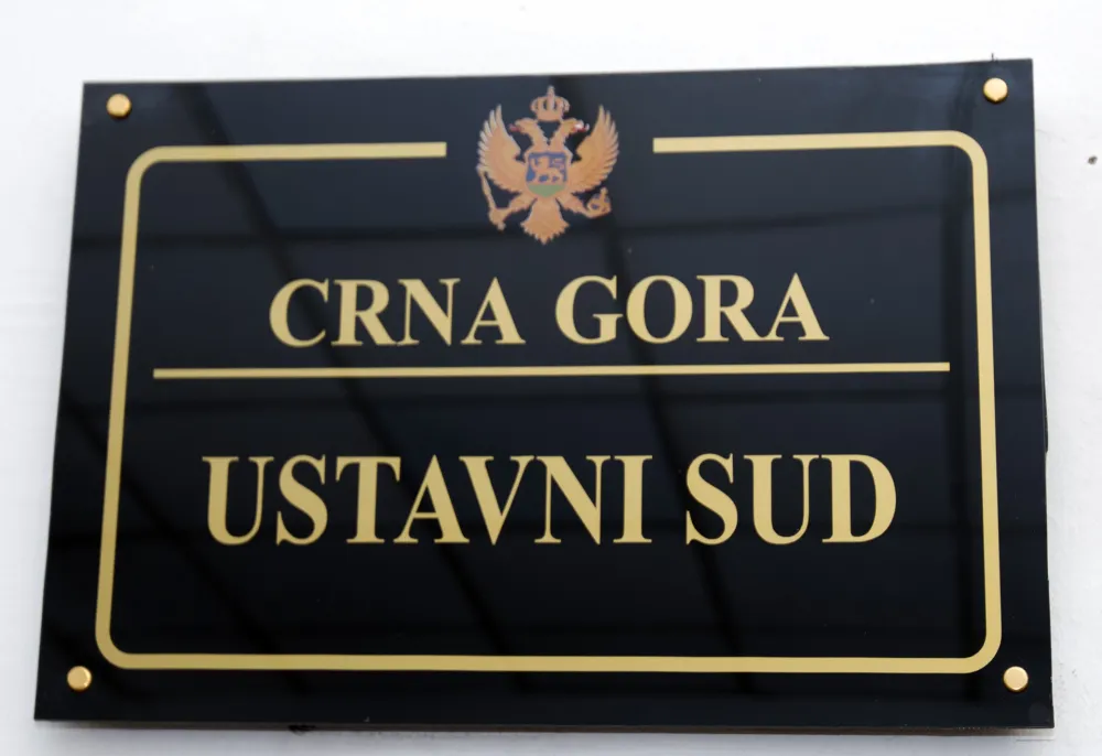 Ustavni sud privremenom mjerom obustavio protjerivanje državljanina Rusije