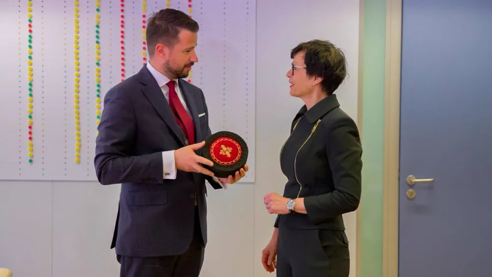 Milatović poklonio Kos crnogorsku kapu