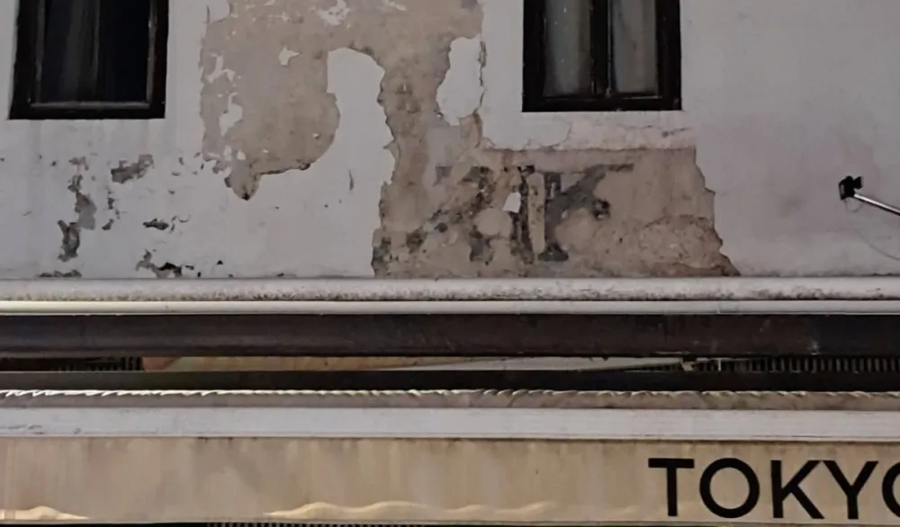 Tragom izblijedjelih slova: Olju&scaron;tena fasada otkrila zaboravljenu istoriju prvog nik&scaron;ićkog hotela