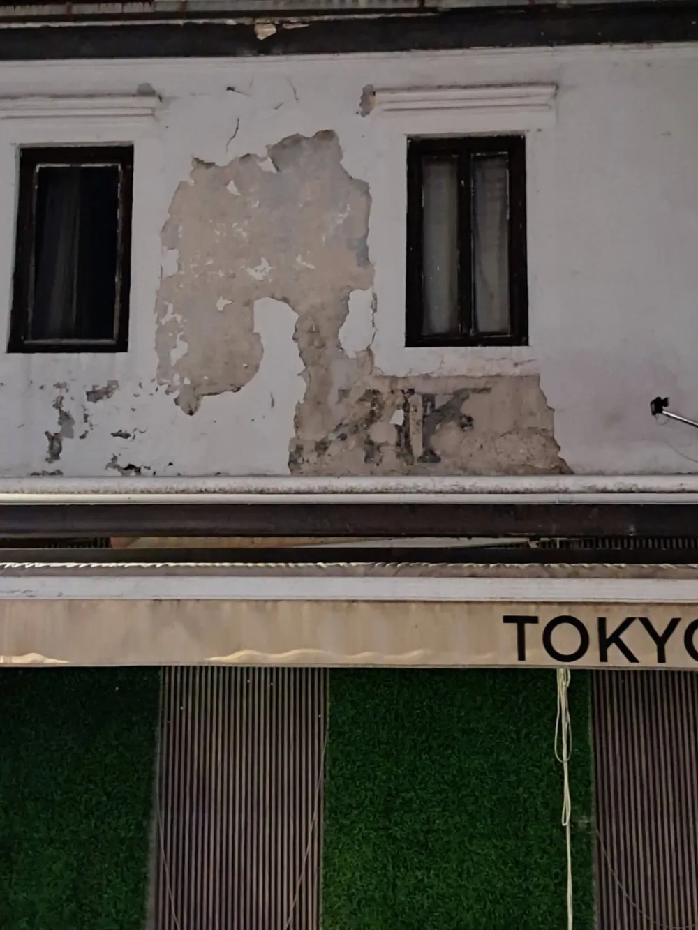 Tragom izblijedjelih slova: Olju&scaron;tena fasada otkrila zaboravljenu istoriju prvog nik&scaron;ićkog hotela