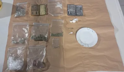 Uhap&scaron;ene dvije osobe u Podgorici, policija na&scaron;la "&scaron;tek stan", narkotike, drobilice i materijali za pakovanje