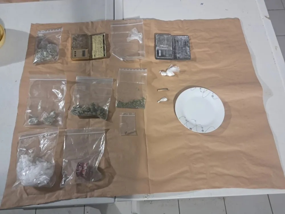 Uhap&scaron;ene dvije osobe u Podgorici, policija na&scaron;la "&scaron;tek stan", narkotike, drobilice i materijali za pakovanje