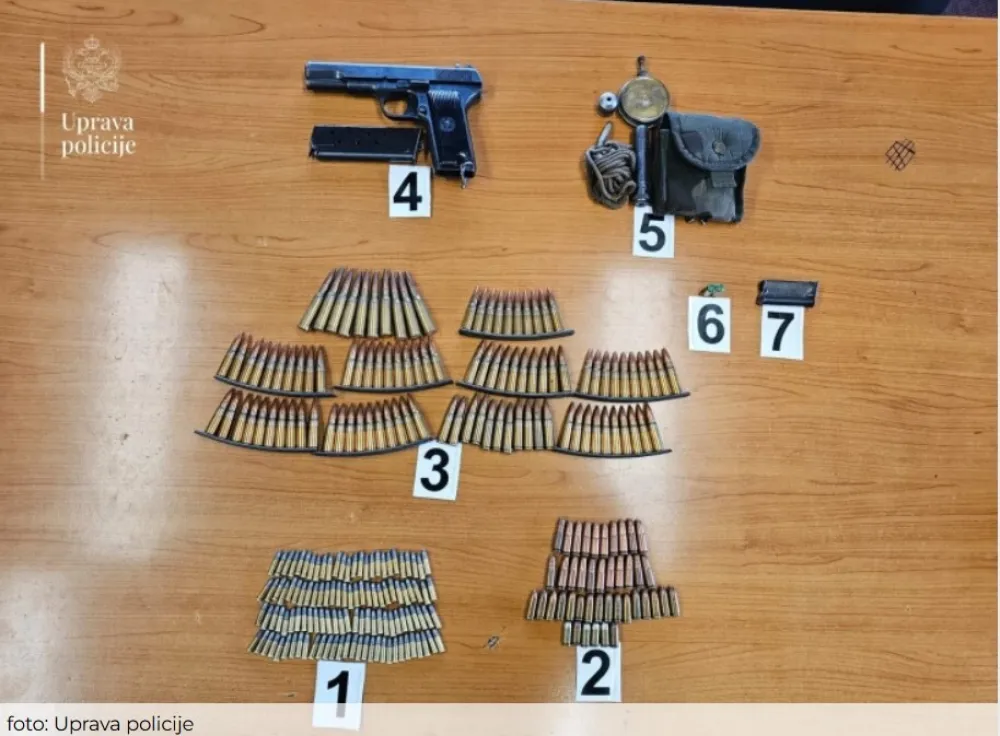 Kod policijskog službenika pronađeno oružje i municiju u ilegalnom posjedu