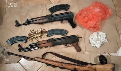 Uhap&scaron;en Podgoričanin, nađene automatske pu&scaron;ke