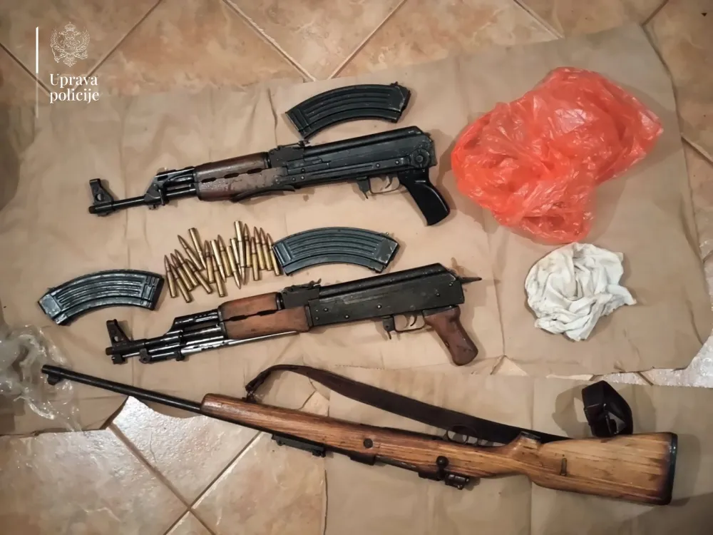 Uhap&scaron;en Podgoričanin, nađene automatske pu&scaron;ke