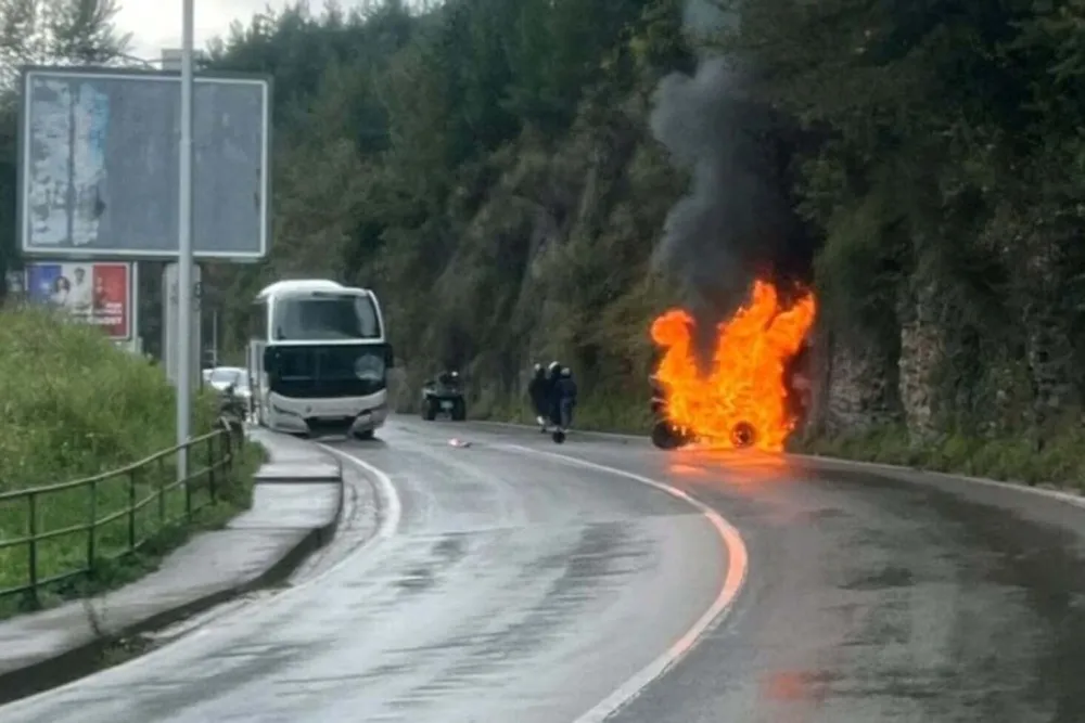 Budva: Dvije osobe povrijeđene u sudaru autobusa i kvada