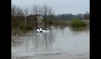 Prijedor: Voda povukla automobil, mladić jedva izvukao živu glavu