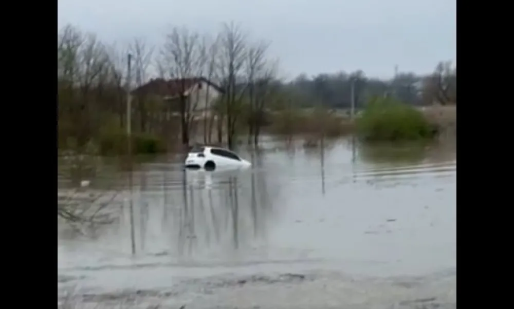 Prijedor: Voda povukla automobil, mladić jedva izvukao živu glavu