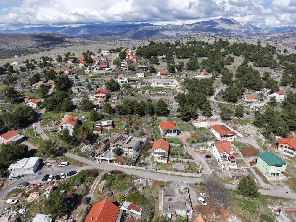 (VIDEO) Stanovnici Malog brda o legalizaciji: Papiri skuplji od zidova