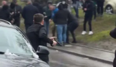 Incidenti na izborima u Srbiji: Tuča ispred sjedišta SNS-a u Boru, u Bajinoj Bašti muškarac nosio pištolj