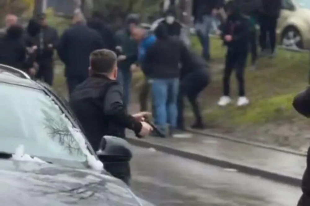 Incidenti na izborima u Srbiji: Tuča ispred sjedi&scaron;ta SNS-a u Boru, u Bajinoj Ba&scaron;ti mu&scaron;karac nosio pi&scaron;tolj