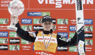 Domen Prevc sa Velikim kristalnim globusom